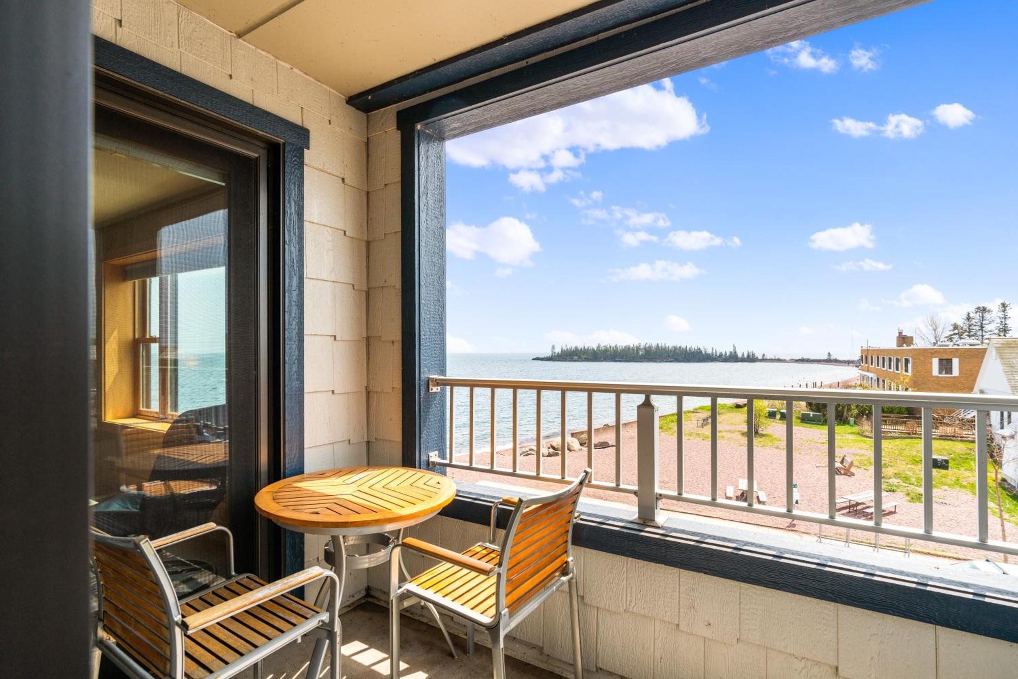 East Bay Suites Grand Marais Bagian luar foto