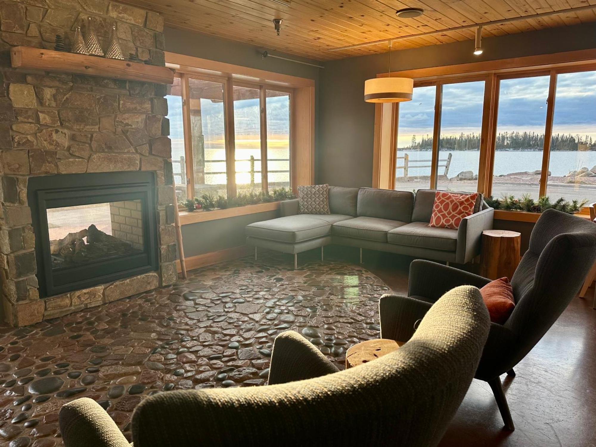 East Bay Suites Grand Marais Bagian luar foto