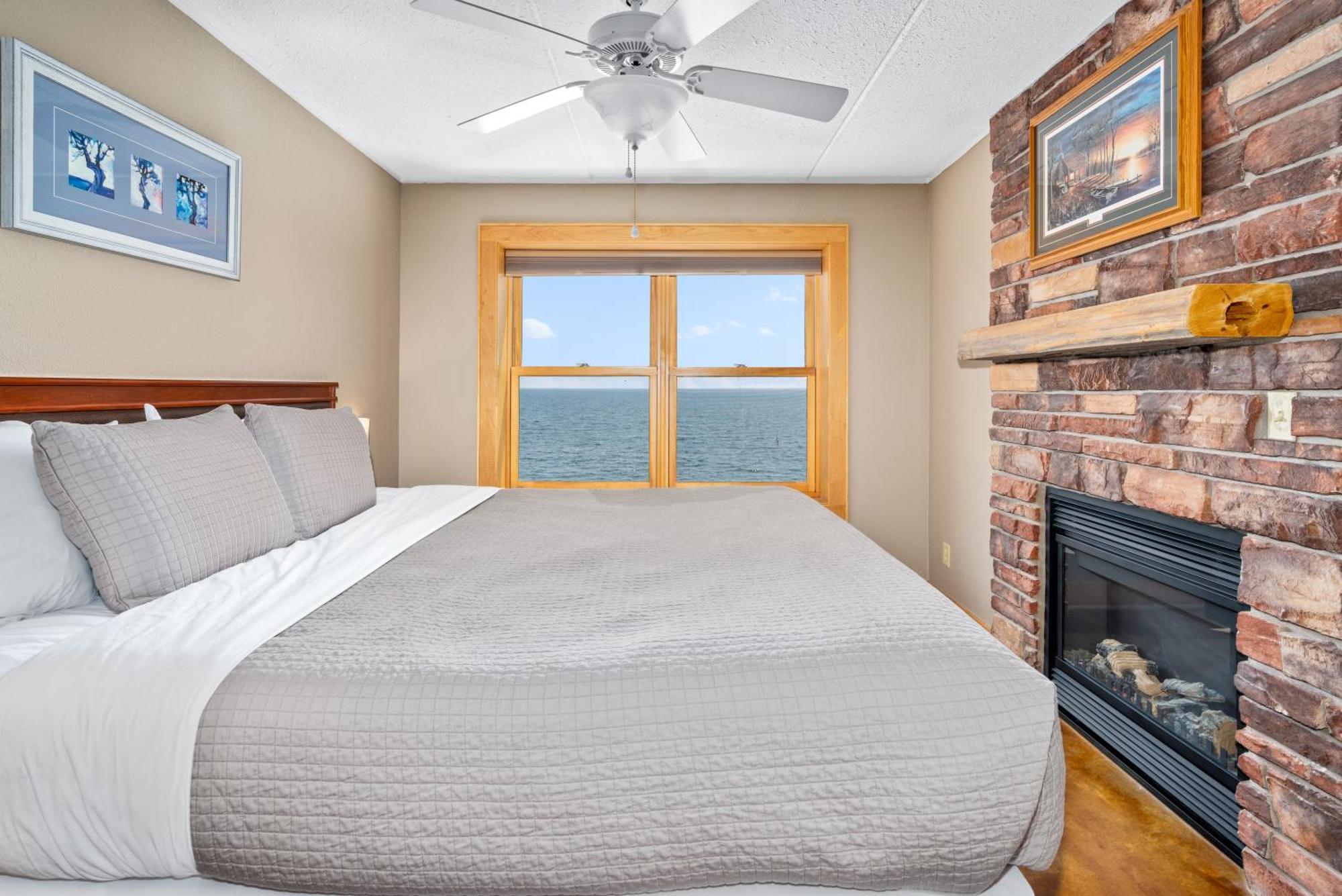 East Bay Suites Grand Marais Bagian luar foto