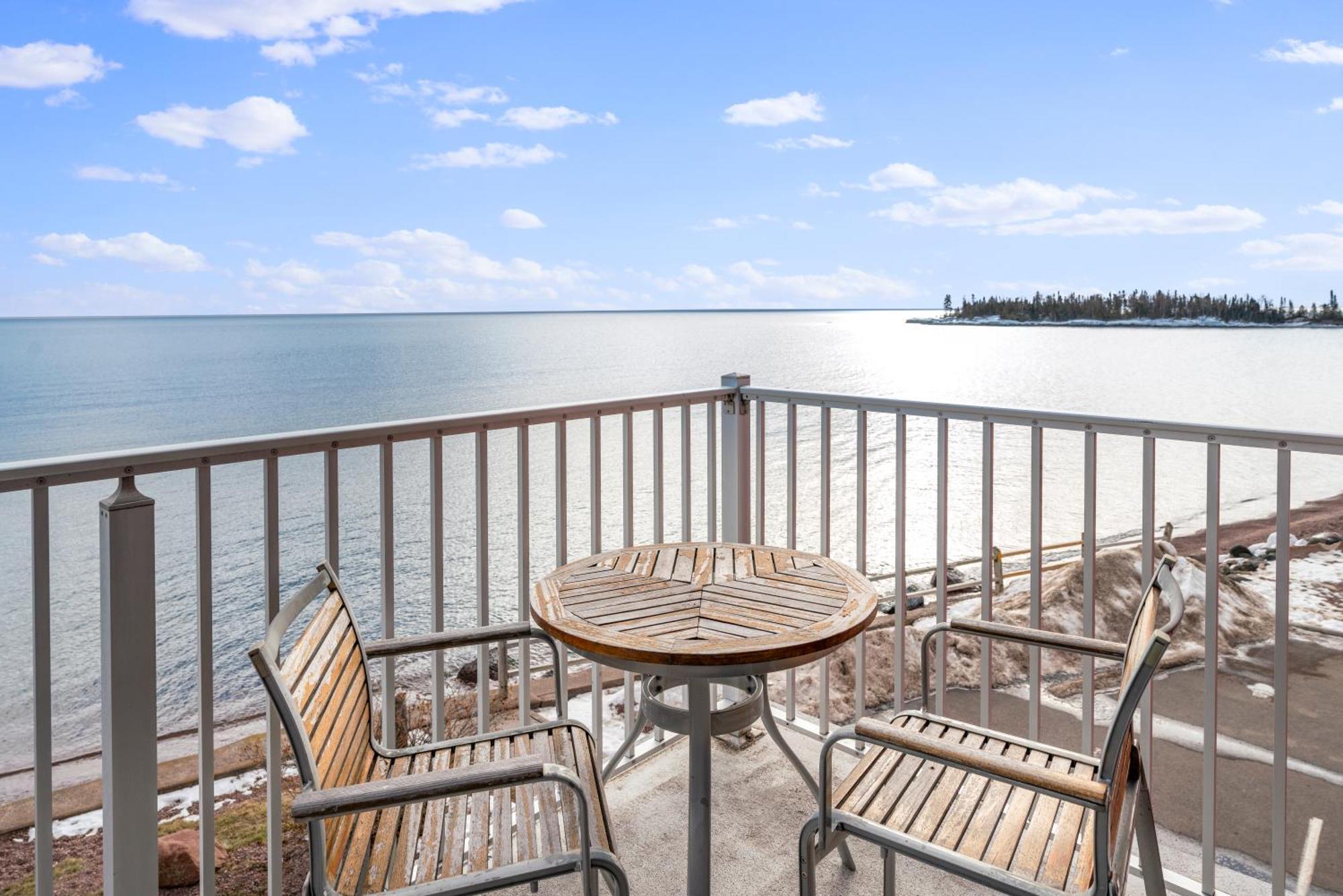 East Bay Suites Grand Marais Bagian luar foto