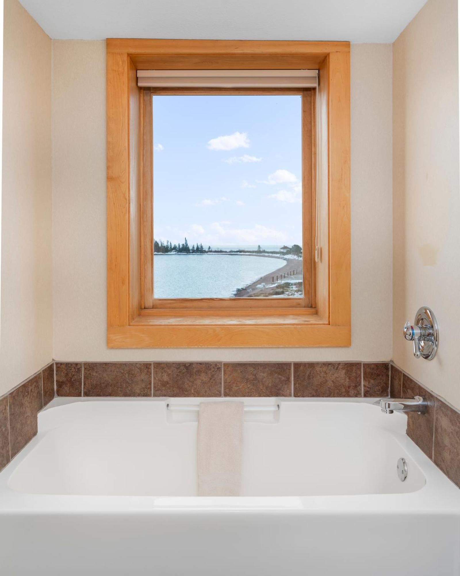 East Bay Suites Grand Marais Bagian luar foto