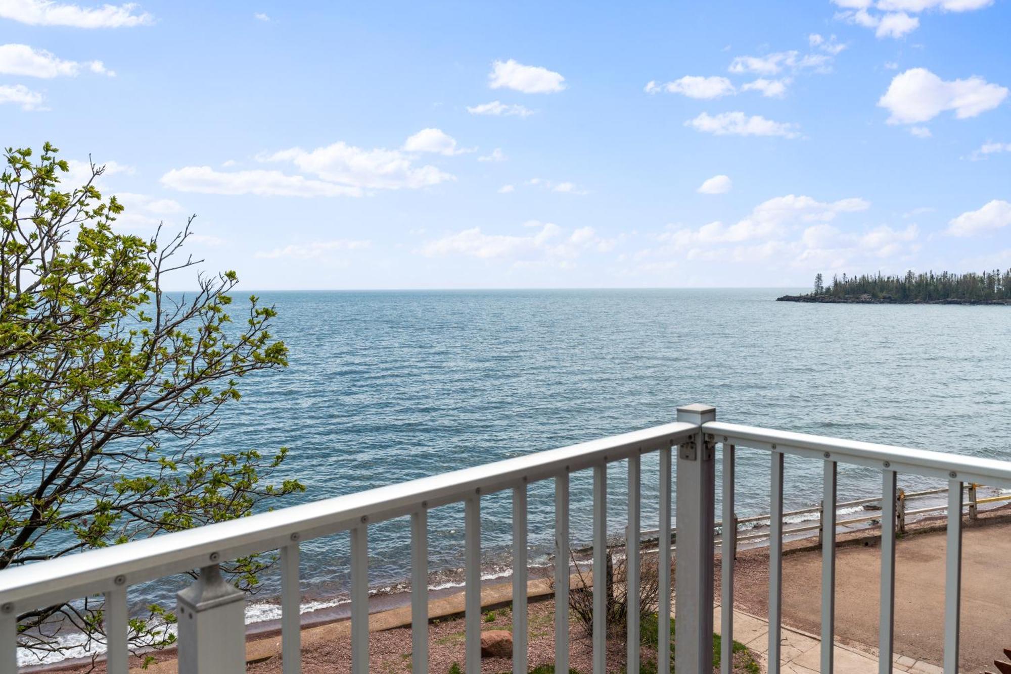 East Bay Suites Grand Marais Bagian luar foto